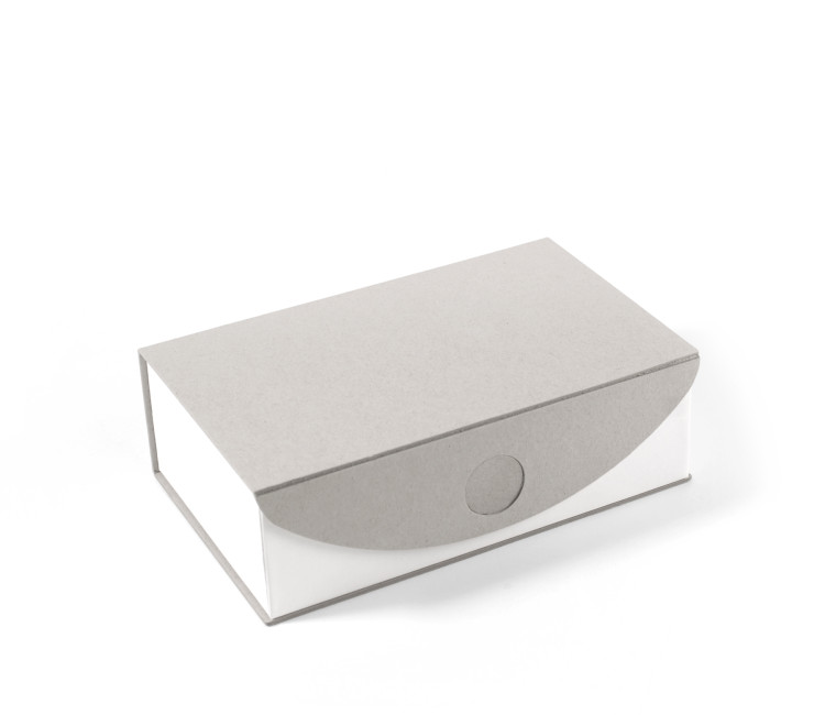 Caja rectangular de cartón ecológico rígido montada y encolada.