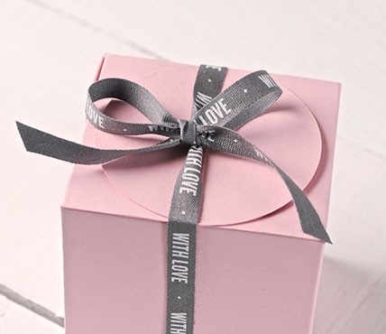 https://cache2.selfpackaging.com/1021-thickbox_default/nastro-regalo-made-with-love.jpg