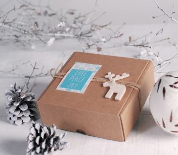 caja de envíos decorada para Navidad