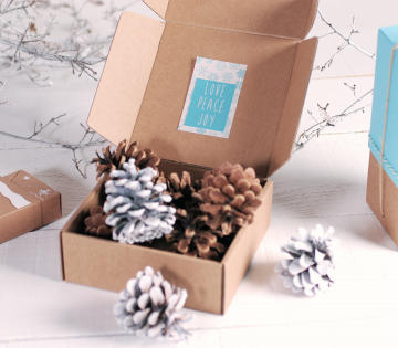 caja de envíos decorada para Navidad