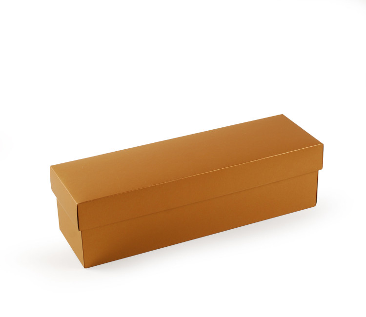 Individual wine box with lid made from laminated cardboard.