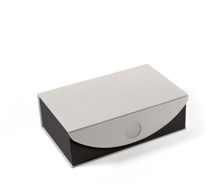 Boîte rectangulaire en carton écologique rigide, livrée montée.