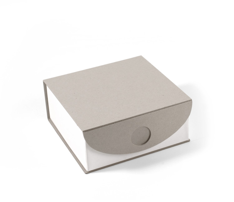 Boîte carrée en carton écologique rigide, montée et assemblée.