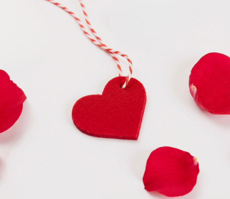 Corazón de fieltro colgante, ¡con mucho amor!