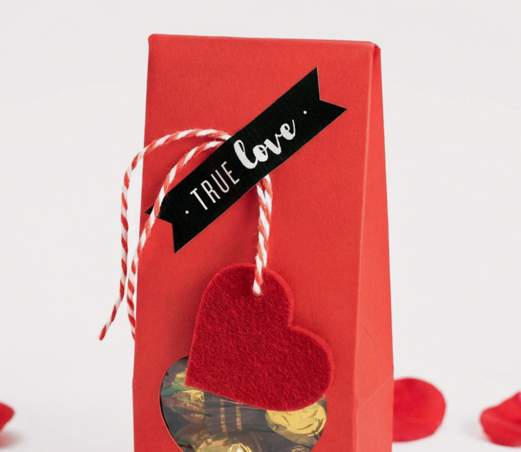 Corazón de fieltro colgante, ¡con mucho amor!