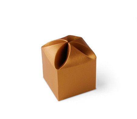 Gift Box with a Surprising Flower Fastener