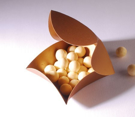 Scatola regalo dorata per bonbon e cioccolatini