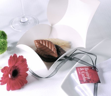 Kleine weiße Schachtel mit Musselin für Hochzeiten. Kleine weiße Schachtel mit Musselin für Hochzeiten.