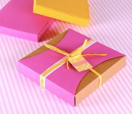 Scatola regalo con fascia e...