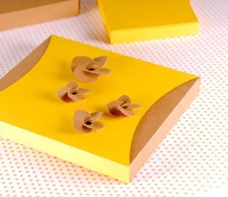 Cajita con faja para ropa y...