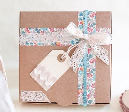 Bonita Caja Regalo con Lazo y Cinta Floreada Bonita Caja Regalo con Lazo y Cinta Floreada
