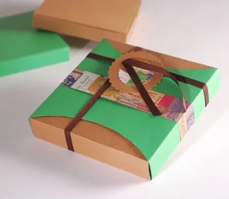 Caja vintage con faja y...