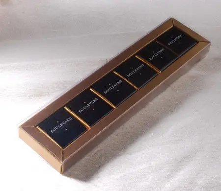 Caja con faja transparente