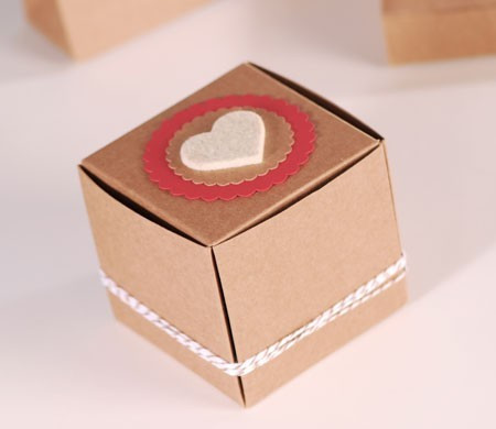 Selbstschließende Geschenkbox