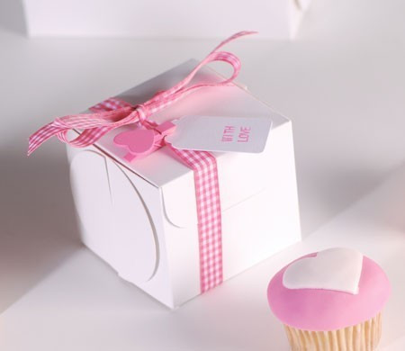 Schachtel für einen Cupcake mit Schleife Schachtel für einen Cupcake mit Schleife