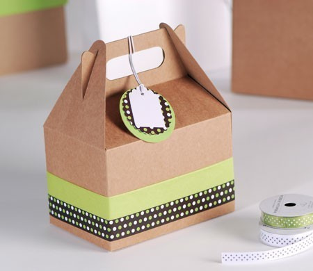 Little picnic box with polka dot decoration