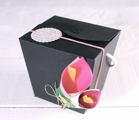 Schachtel mit Blumen für bessere Geschenke