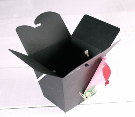 Schachtel mit Blumen für bessere Geschenke