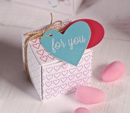 Caja Cuadrada Impresa con Corazones