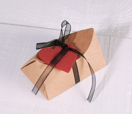 Caja con lazo y corazón de fieltro Caja con lazo y corazón de fieltro