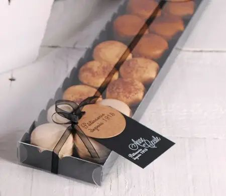 Elongated box for macarons
