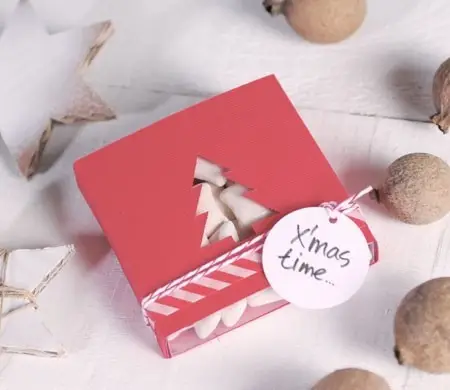 Boîte cadeau avec sapin...