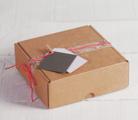 Petite boîte d’expédition décorée pour cadeaux et ecommerce