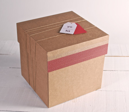 Caja Cuadrada de Envíos con Decoración Caja Cuadrada de Envíos con Decoración