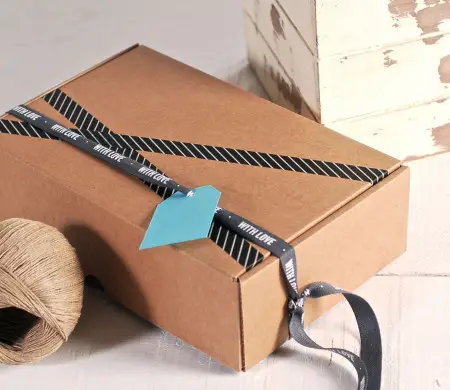 Caja rectangular con cinta...