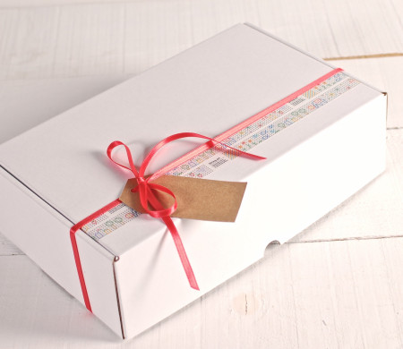 Boîte Décorée avec Washi Tape et Ruban Rouge Boîte Décorée avec Washi Tape et Ruban Rouge