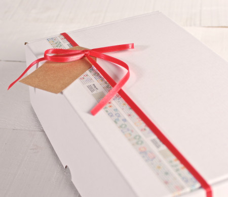 Boîte Décorée avec Washi Tape et Ruban Rouge Boîte Décorée avec Washi Tape et Ruban Rouge