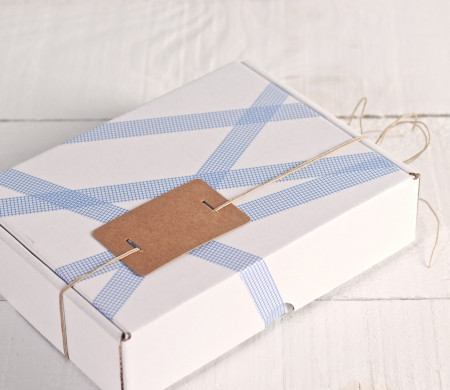 Boîte Blanche Décorée avec un Washi Tape à Carreaux Bleus Boîte Blanche Décorée avec un Washi Tape à Carreaux Bleus