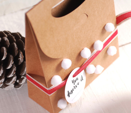 Caja Navideña con Pompones Caja Navideña con Pompones