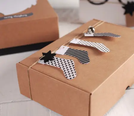 Caja con calcetines navideños