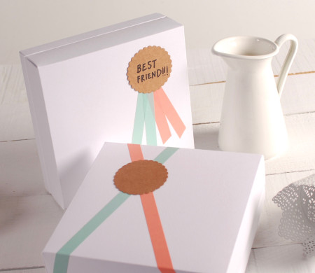 Caja Cuadrada Blanca Decorada con Medalla