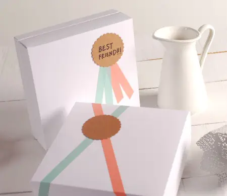 Caja cuadrada blanca...