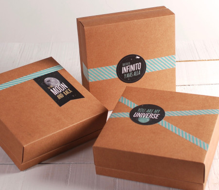 Caja Kraft Decorada con Pegatinas Caja Kraft Decorada con Pegatinas