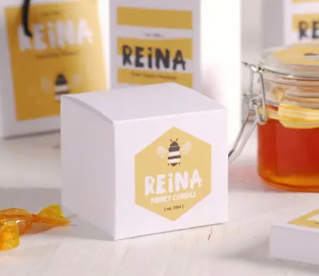 Caja cuadrada con logotipo