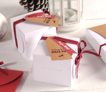 Caja cuadrada de regalos para Navidad Caja cuadrada de regalos para Navidad