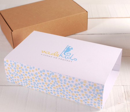 Grande boîte avec bandeau pour cadeaux