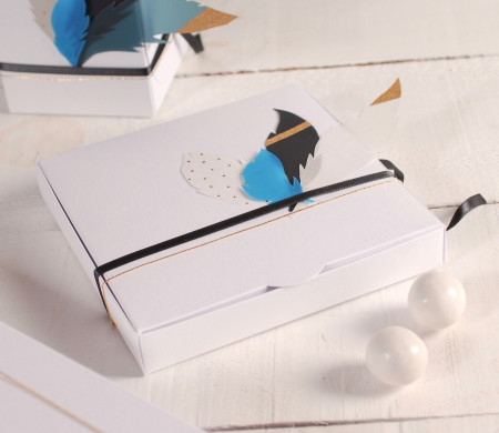 Flache Geschenkbox Mit Federn | SelfPackaging