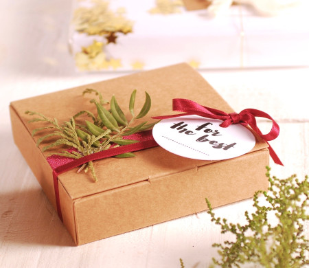 Caja plana con decoración floral Caja plana con decoración floral