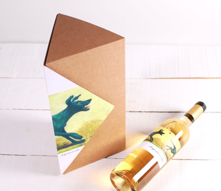 Scatola triangolare decorata da vino