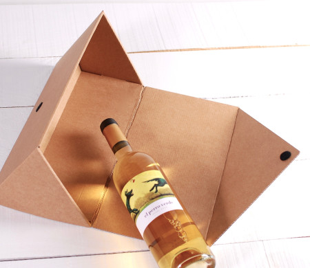 Caja triangular para vinos decorada Caja triangular para vinos decorada
