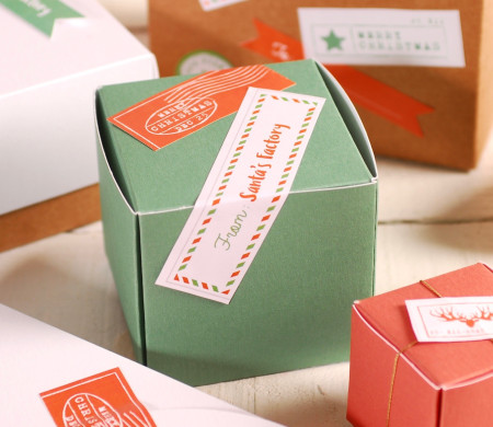 Boîte carrée décorée pour Noël Boîte carrée décorée pour Noël