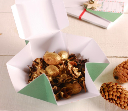 Boîte carrée décorée pour Noël Boîte carrée décorée pour Noël