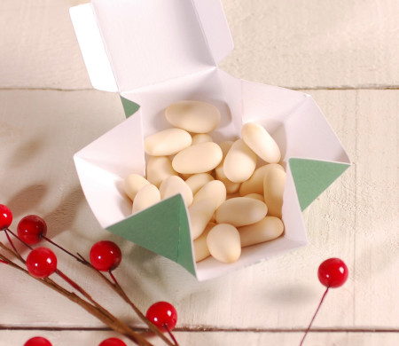 Caja cuadrada con decoración sencilla de Navidad Caja cuadrada con decoración sencilla de Navidad