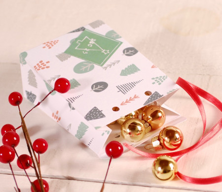 Scatolina a forma di busta decorata per Natale Scatolina a forma di busta decorata per Natale