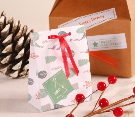Scatolina a forma di busta decorata per Natale Scatolina a forma di busta decorata per Natale