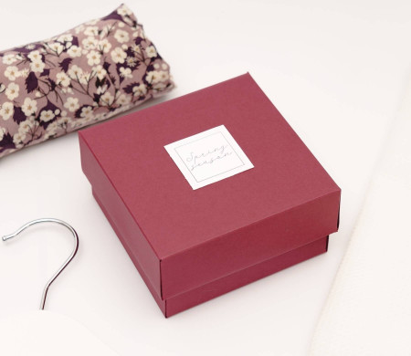 Caja forrada pequeña de color burdeos para organizar tus pertenencias. Caja forrada pequeña de color burdeos para organizar tus pertenencias.